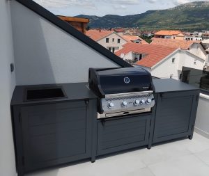 Vanjska kuhinja s ugrađenim roštiljem na balkonu.